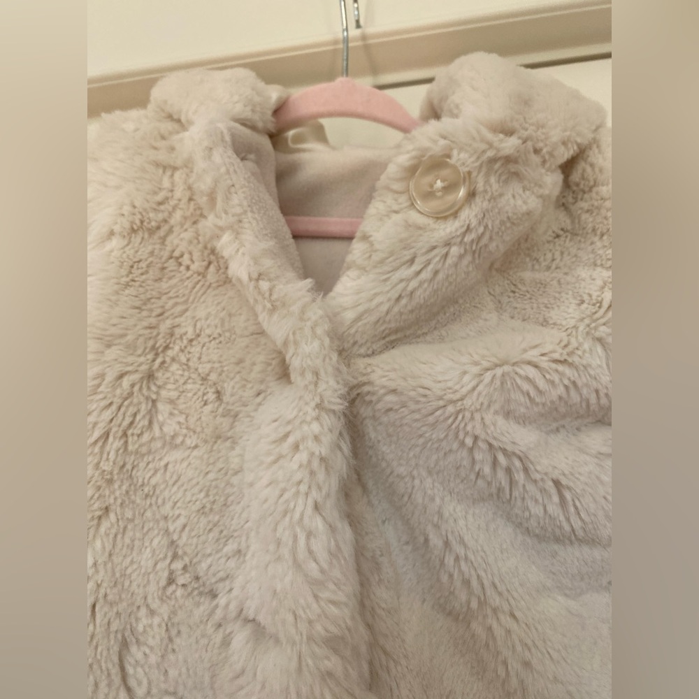 Cream soft faux fur coat size 9-12months - Picture 3 of 5